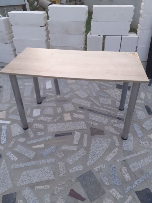 Birouri cu picioare metalice detașabile