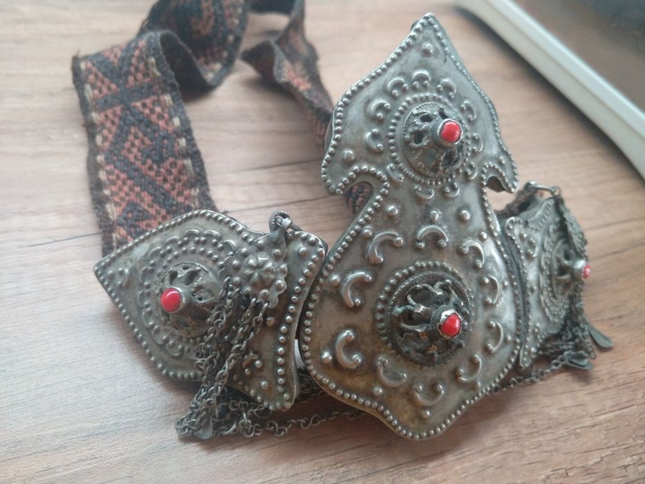 Продавам антикварни сребърни пафти с филигран и червен корал