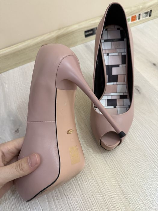 Продаю женские туфли