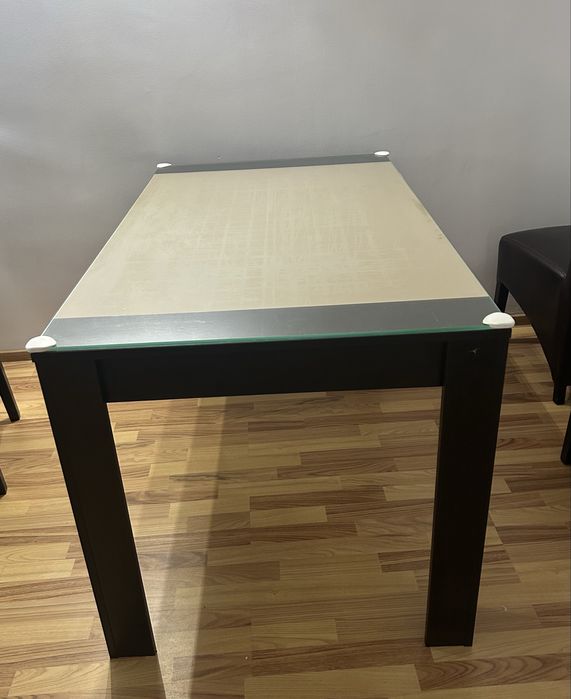 Masă modernă cu blat din sticlă – stare bună