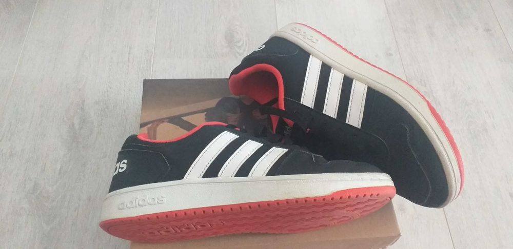 Детски оригинални маратонки на Адидас размер 40- кожа-50лв.