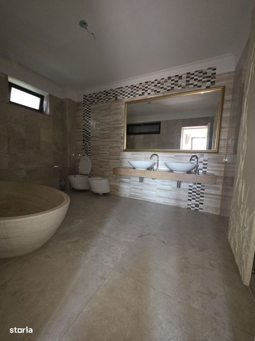 Casă de închiriat cu 6 camere în Damaroaia