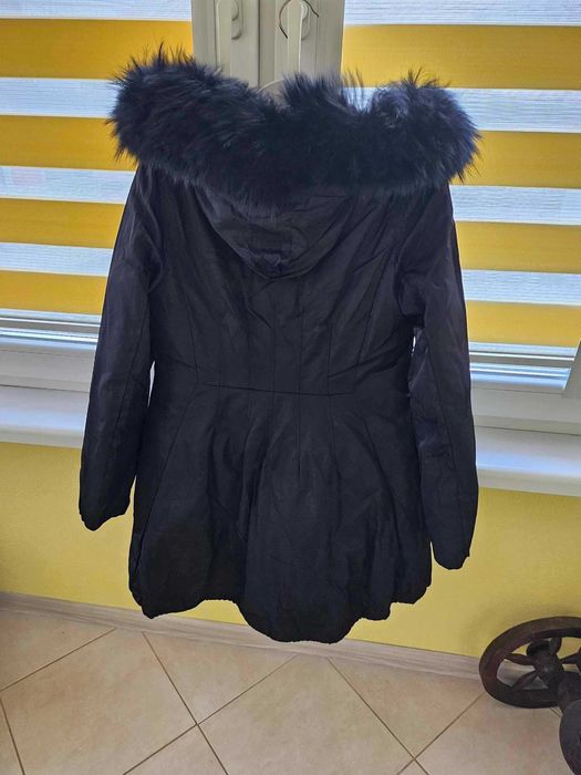 Дамско яке с естествен пух на качулката -тип парка