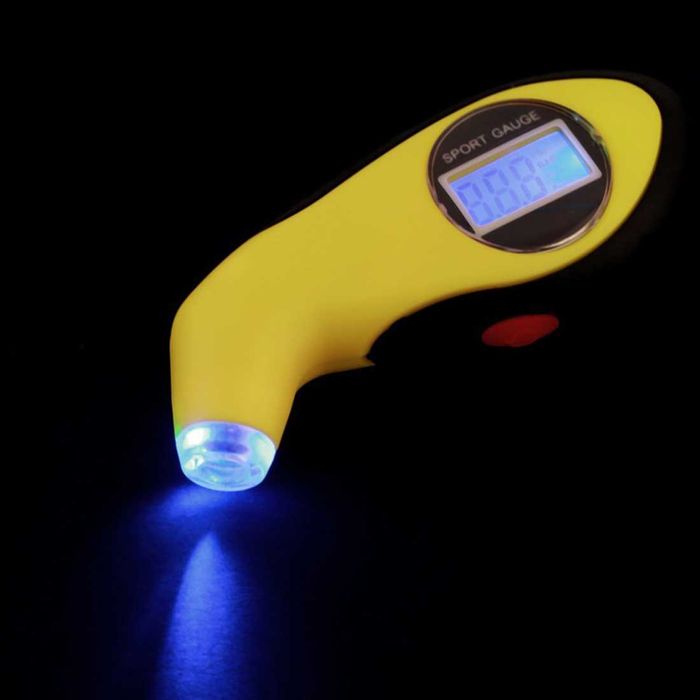 Электронный манометр для проверки давления шин.