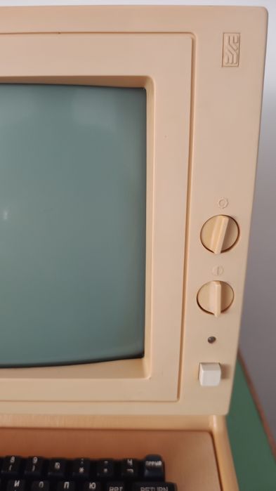 Продавам български 8-битов персонален компютър Правец 82 комплект с монитор