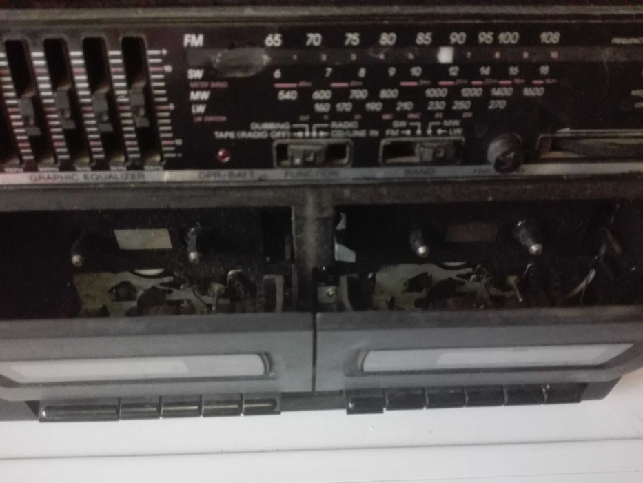 Радиокасетофон SONY и стари възрожденски пръстени.