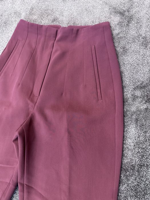 Емблематичен модел панталон ZARA