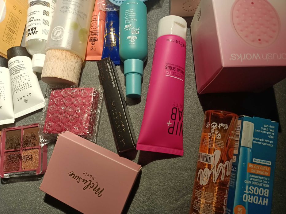 Неупотребявана козметика от кутии