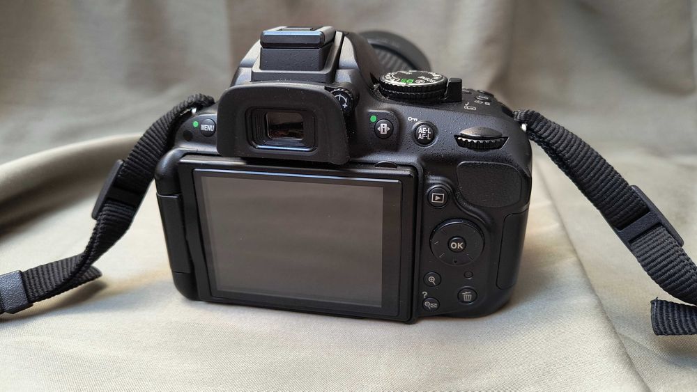 Nikon D5200 + obiectiv Nikon 18-55 mm + accesorii