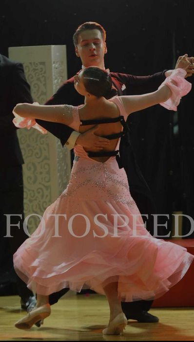 vand rochita dans sportiv standard