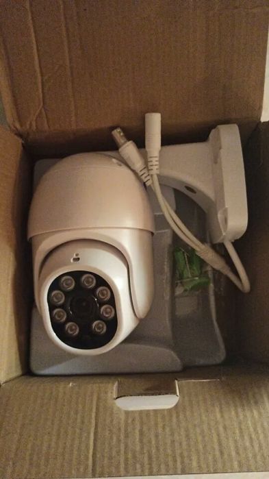 Продавам чисто нова в кутия PTZ въртяща моторизирана аналогова камера