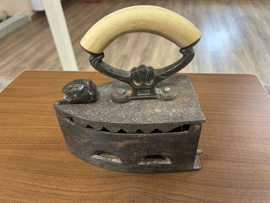 Старинна ютия с ремонтирана дръжка