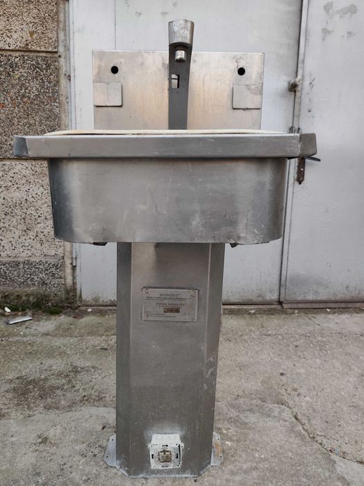 Мивка неръждавейка с педал за пускане на водата