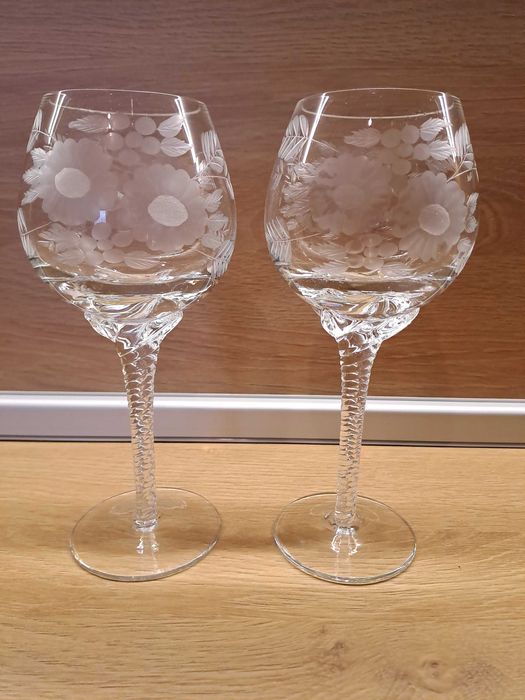 Кристални антикварни чаши за вино.