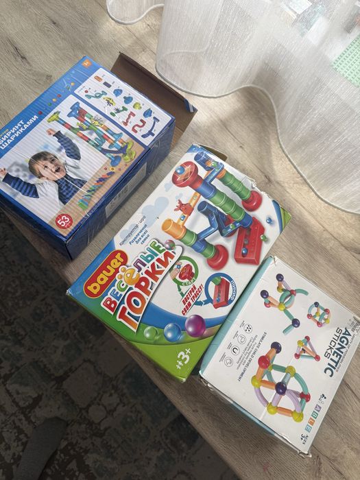 Продам столик для конструктора, игрушки