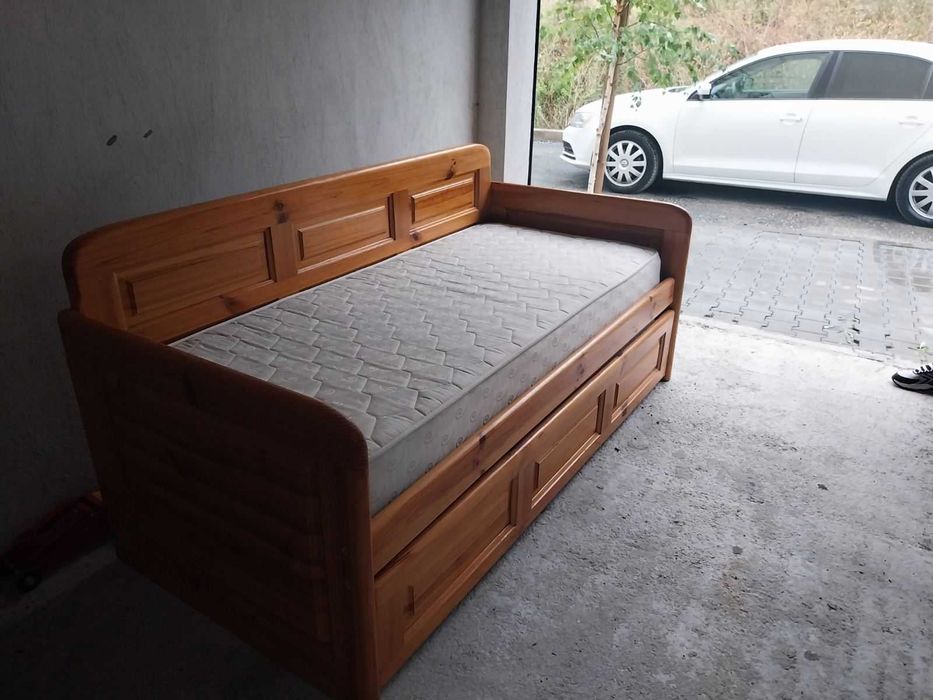 Легло тип сандвич от масивно дърво