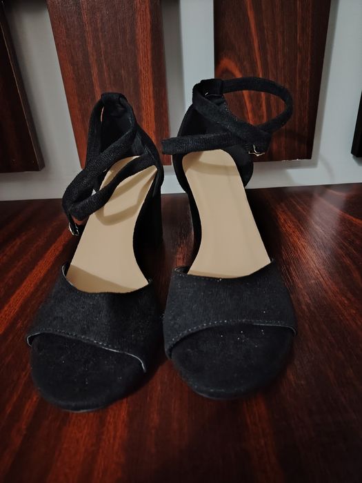 Sandale noi, mărimea 38
