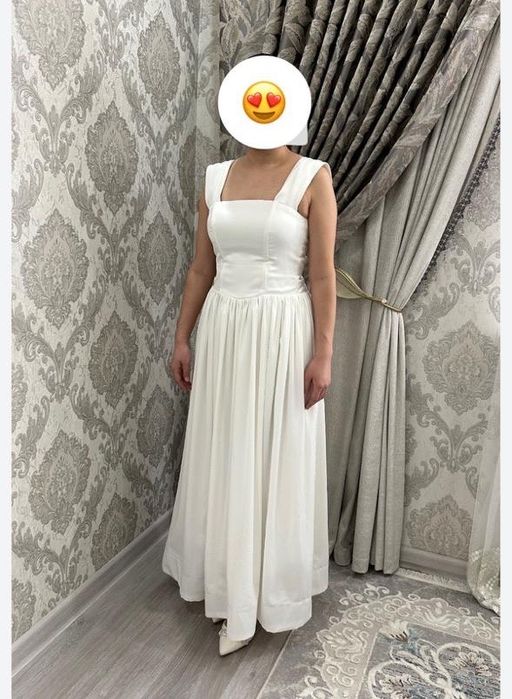 Продается белое платье сзади корсет