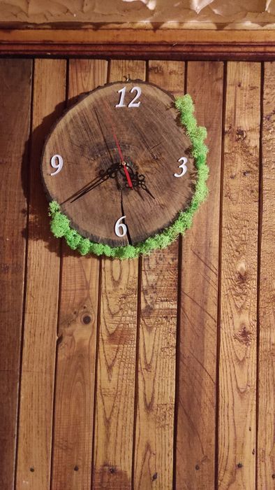 Дървени часовници със скандинавски мъх