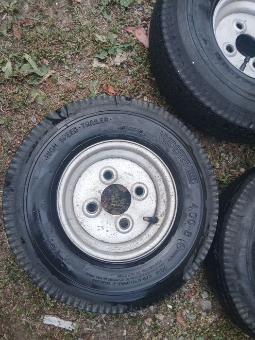 2 roți + 1 roată de rezervă