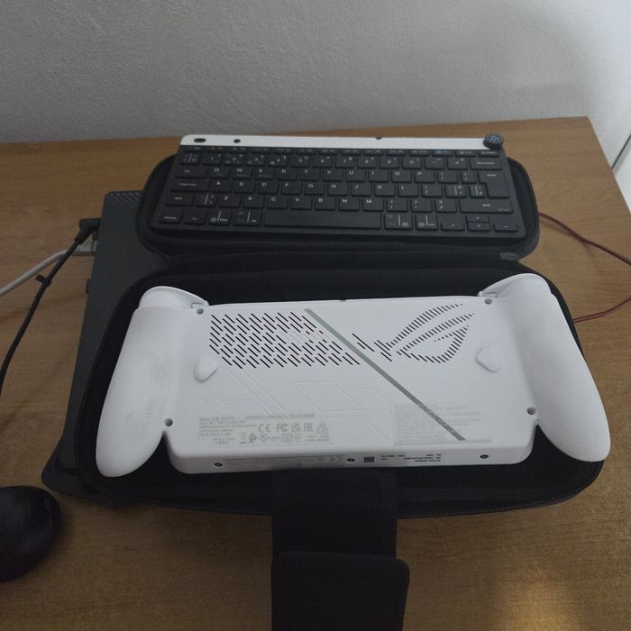 Vând consolă portabilă ROG Xbox Ally