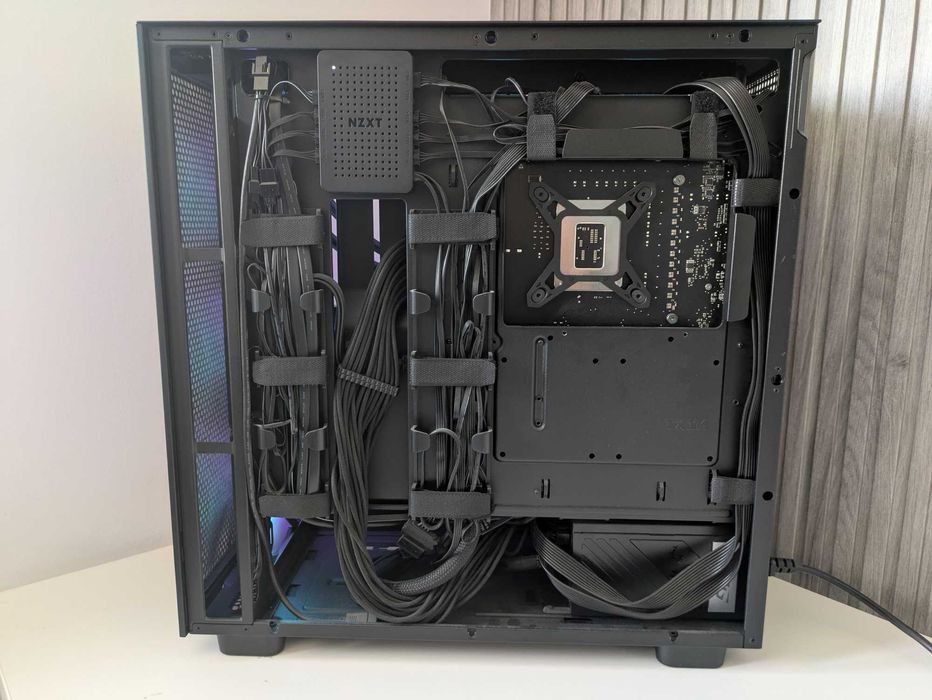 Геймърски компютър с RTX 4080, i7-13700K, 32GB RAM