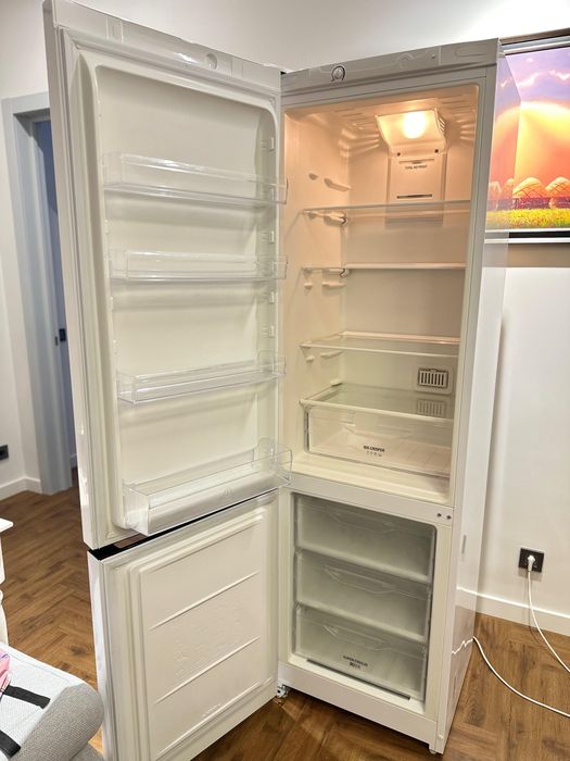 Продам Холодильник Indesit no frost