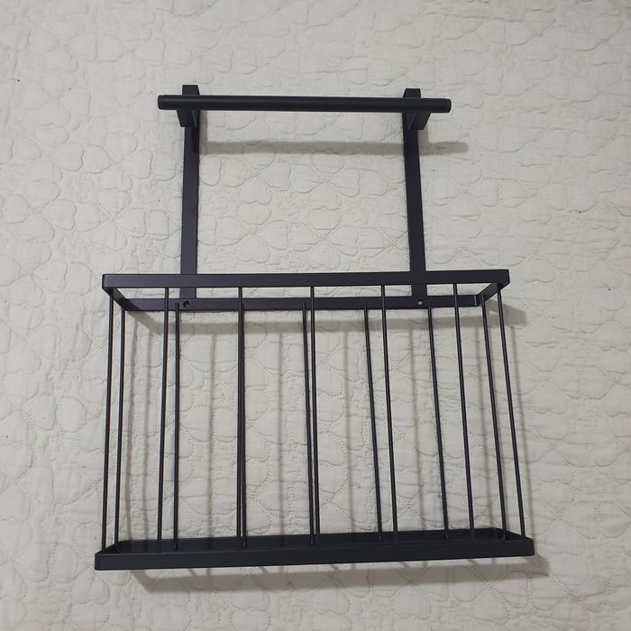 Coș de bucătărie suspendat peste ușa dulapului