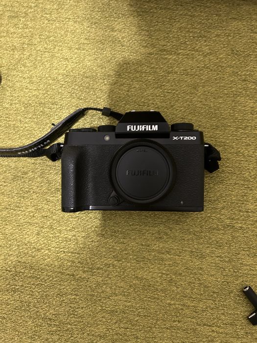 Fujifilm X-T200  24.2 MP Kit cu Obiectiv 15-45mm Black