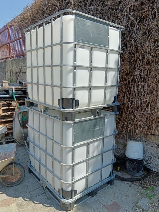 vind soba veche emailata și containere metal