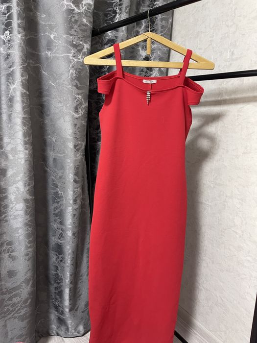 Платье красное продам