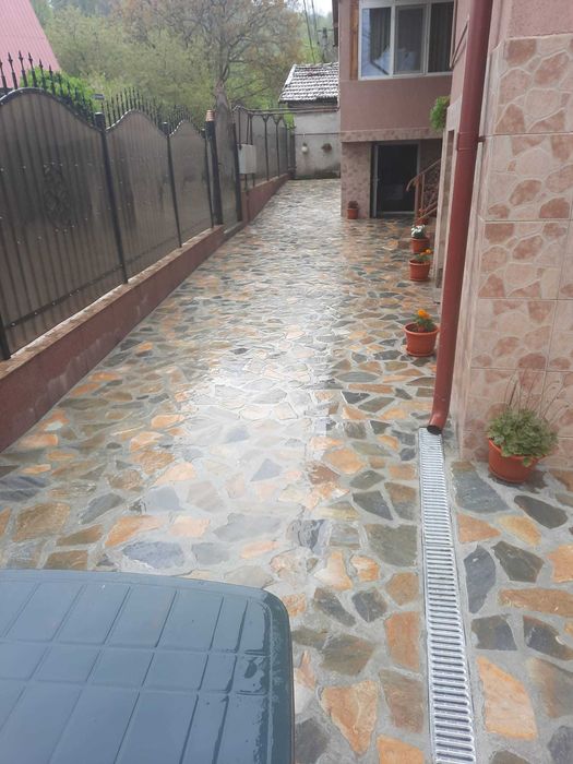 Amenajări exterioare cu piatră naturală de munte la cheie