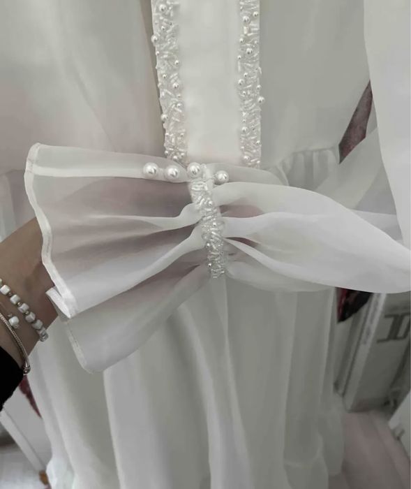 Продам белое платье очень красивое)