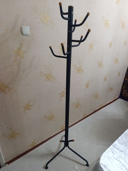 Veshalka sotiladi napolnaya.