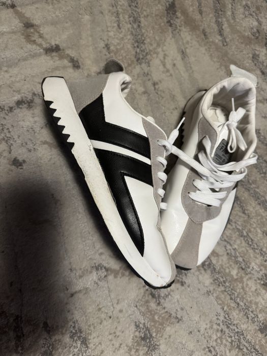 Продам кроссовки женские