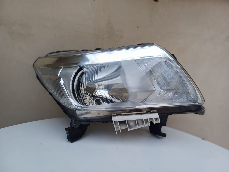 Десен фар за Nissan Navara;  2012г.