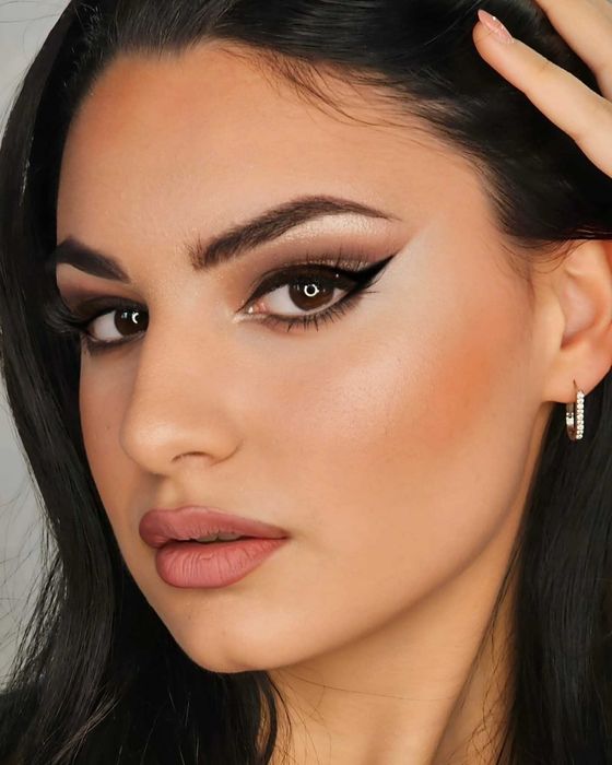 Make-up profesional,pensat si stilizare sprancene