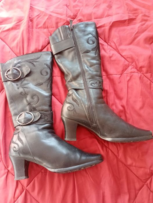 Продам зимние натуральные сапоги.