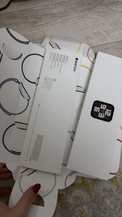 Продам Apple watch SE