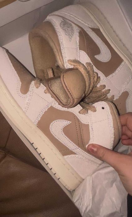 Vând adidași Nike Jordan 1 mid