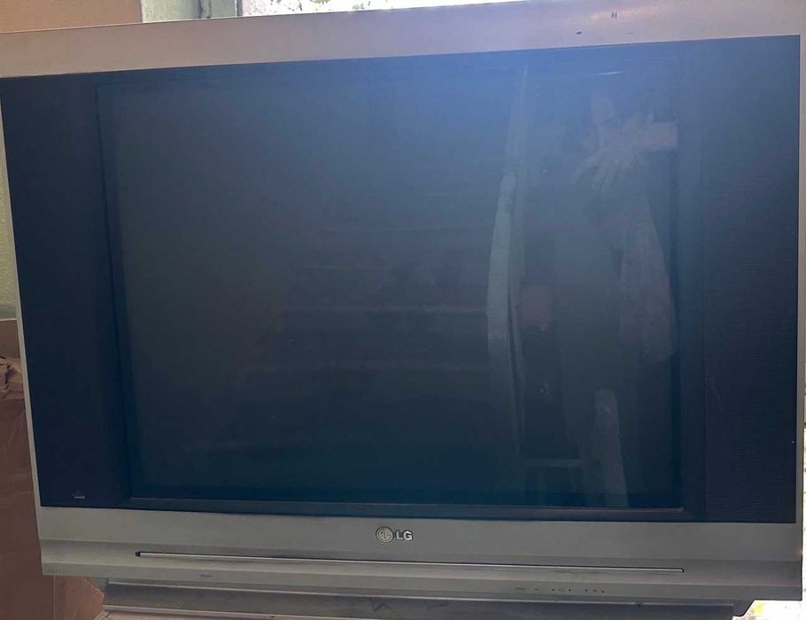 Продам телевизор б/у забирать с Учтепа-26 шк.107