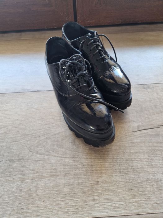 Vând pantofi eleganți