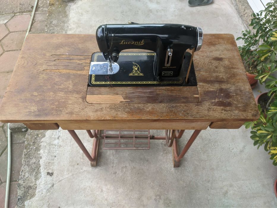 Винтидж крачна шевна машина Lucznik, произведена в Полша