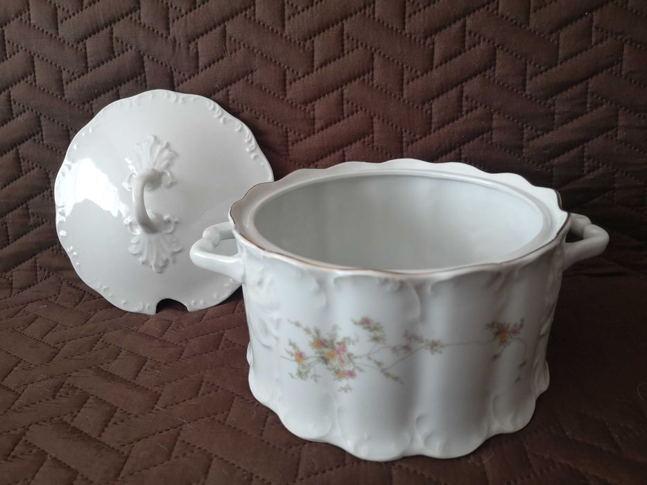 Порцеланов супник