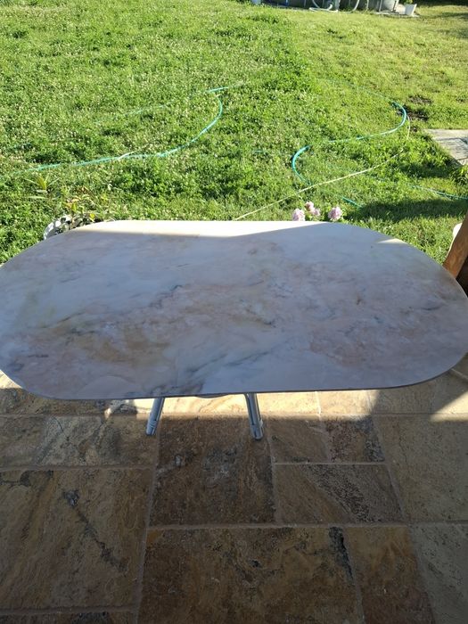 Masa marmura roz lungime 145 cm latime 80 cm