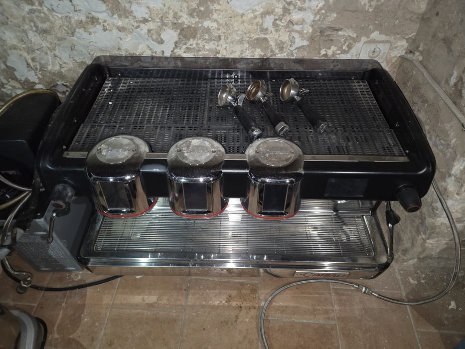 La CIMBALI M100 ACTIVA masina cafea profesionala cu 3 grupuri