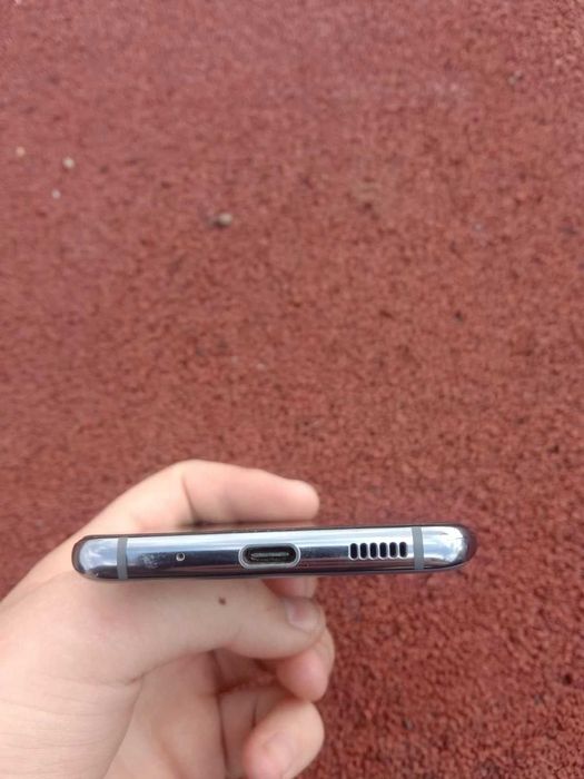 Продаю телефон Samsung S20