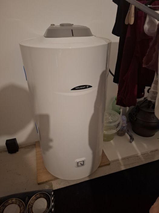 Vand boilar electric ariston 100 litri ca nou folosit 1 luna