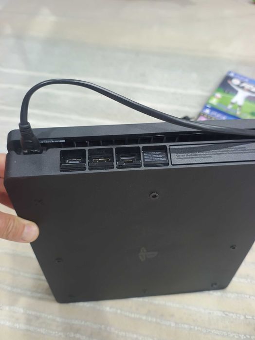 Vând PlayStation 4