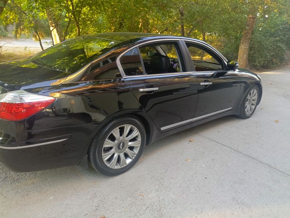 Hyundai  Genesis 2010